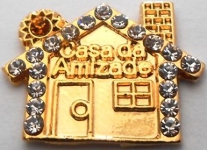 distintivo-casa-da-amizade-com-strass