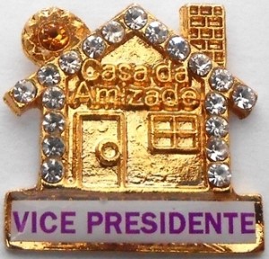 distintivo-vice-presidente-casa-da-amizade-com-strass