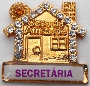 distintivo-secretaria-casa-da-amizade-com-strass