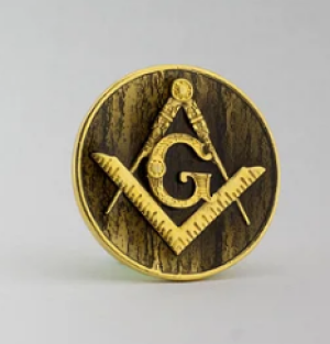 Pin Maçonaria esquadro e compasso com fundo trabalhado